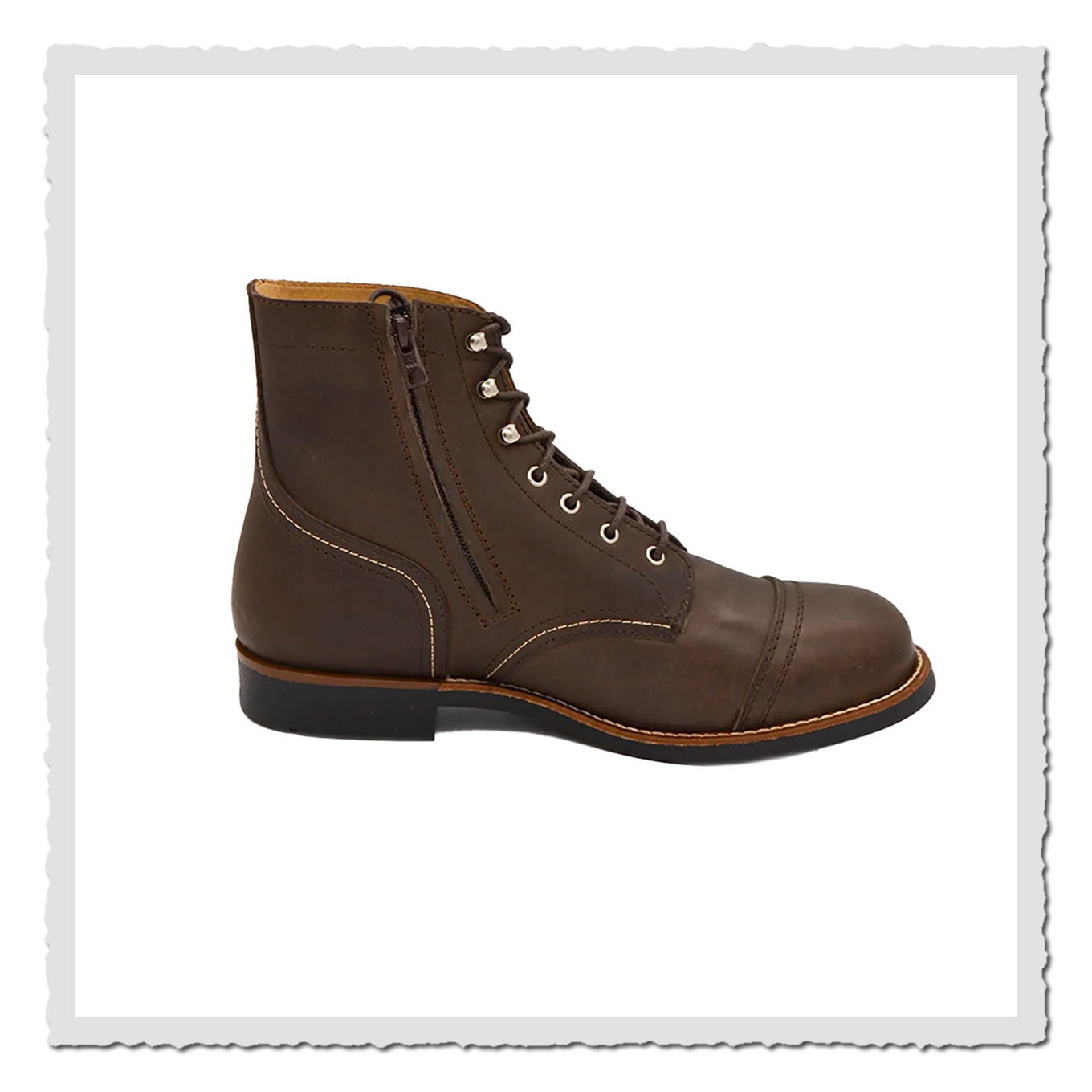 Brauner Lederstiefel in Seitenansicht, Profilaufnahme vor weißem Hintergrund, Schnürung und seitlicher Reißverschluss erkennbar.